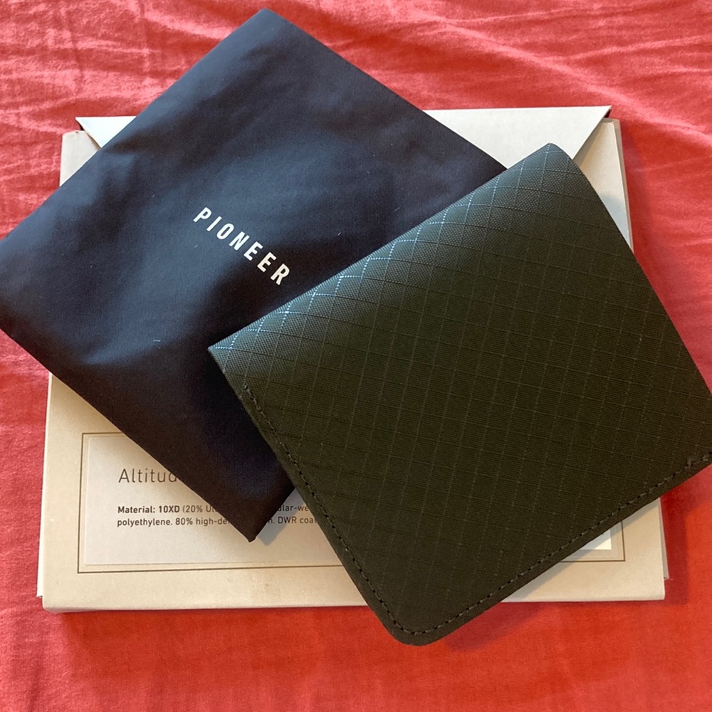Like new Pioneer “altitude billfold” forest green wallet